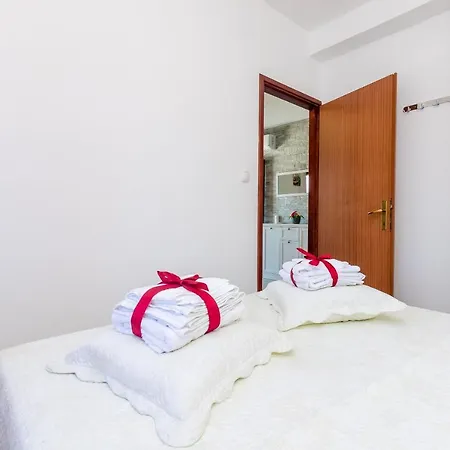 Melany Apartman *